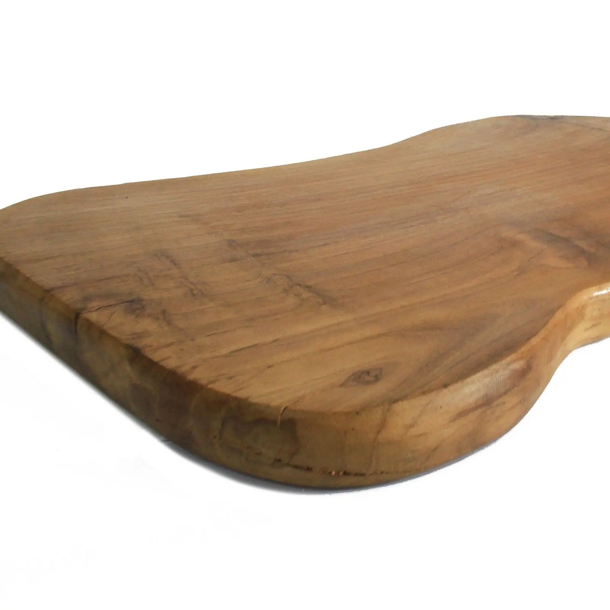 Tabla de cortar de madera de teca con forma orgánica y vetas naturales en tonos marrones sobre fondo blanco.