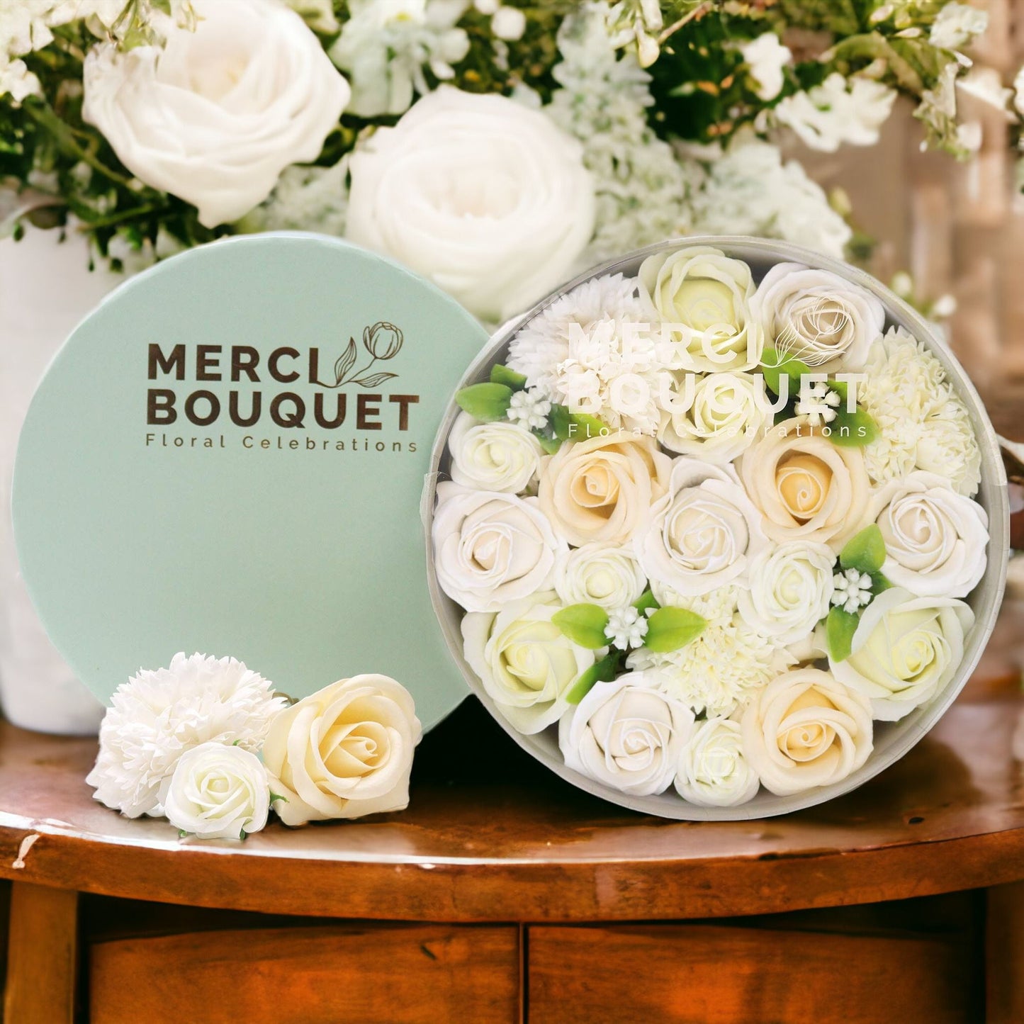 Caja redonda con flores de jabón en tonos blanco y marfil, elegante arreglo floral para regalo.