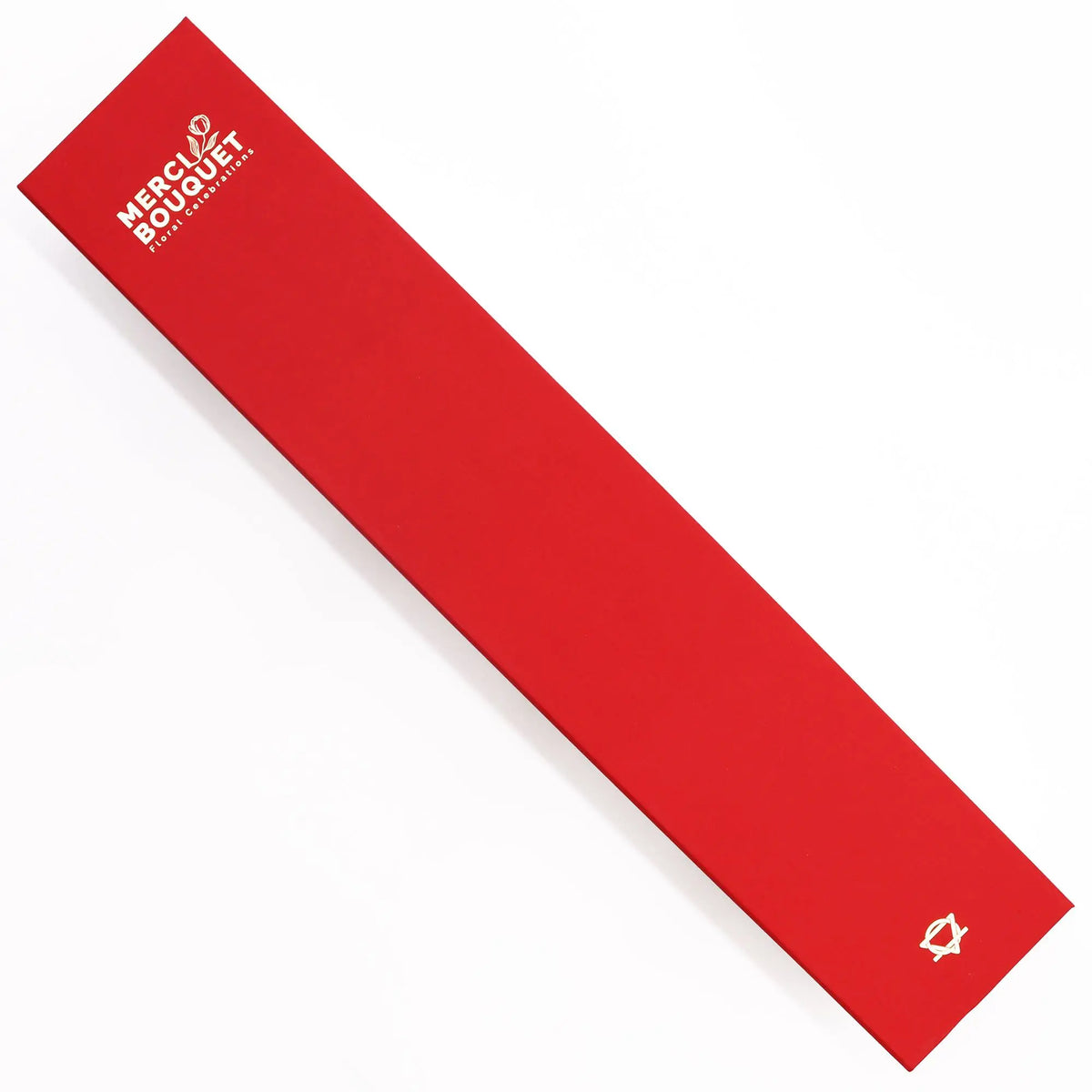 Caja rectangular alargada de color rojo vibrante para regalo, colocada en diagonal sobre un fondo blanco.