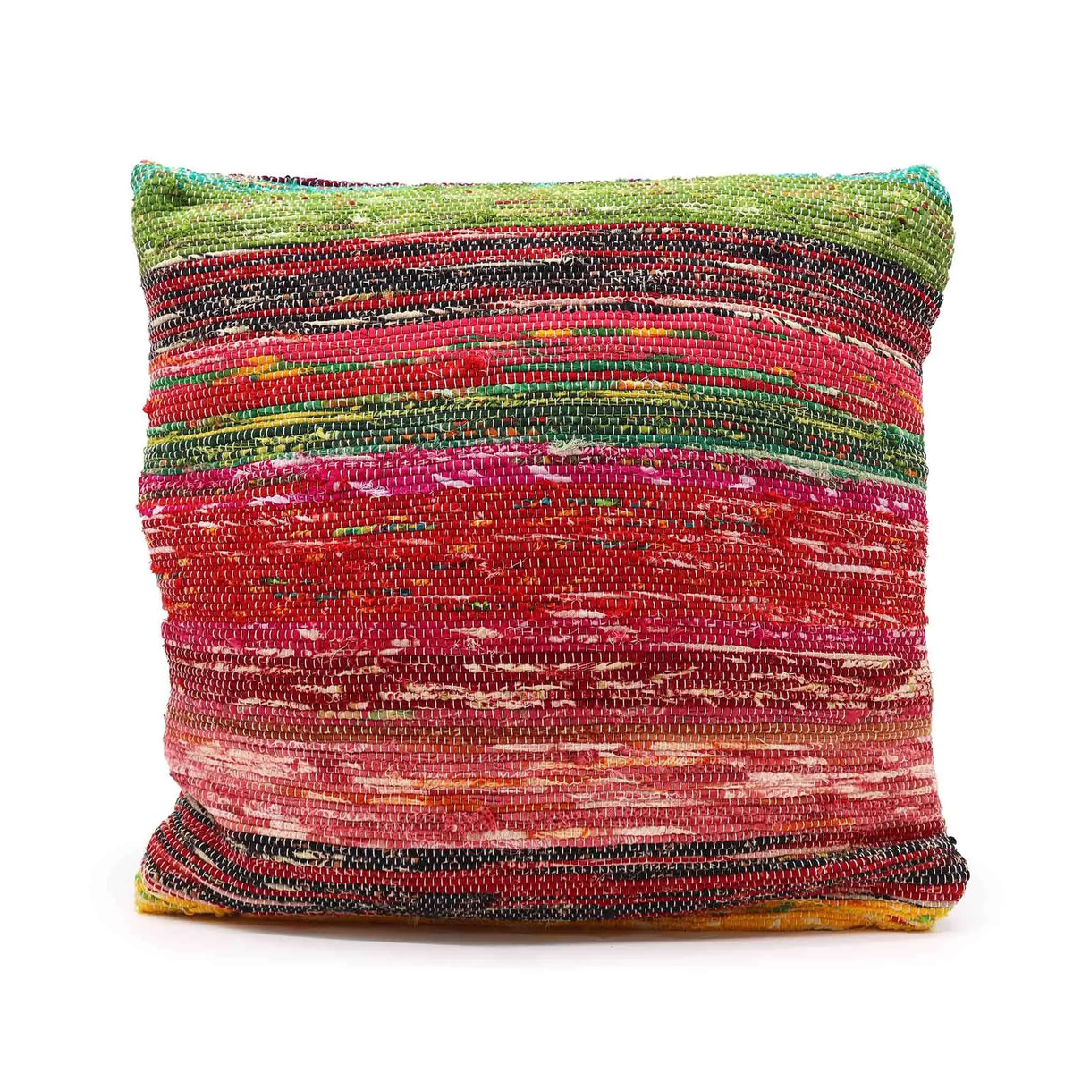 Funda de cojín cuadrada de 40x40cm, tejida con tiras multicolores de tela reciclada en tonos rojos, verdes y negros.
