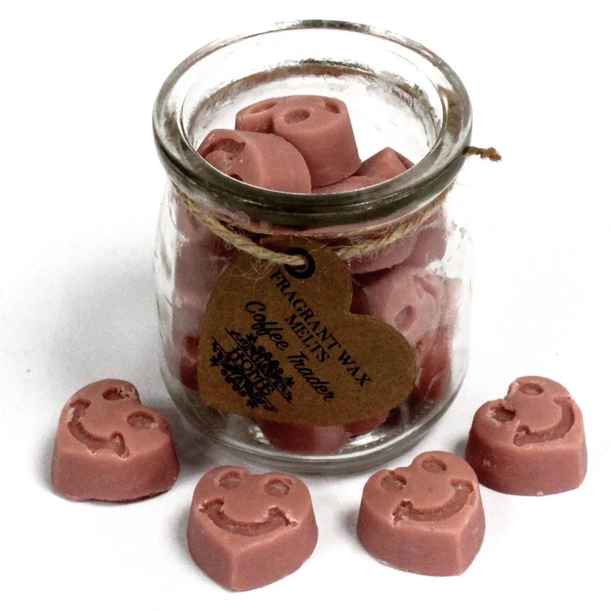Frasco de vidrio lleno de pastillas de cera de soja color café con forma de cara sonriente y etiqueta de corazón.