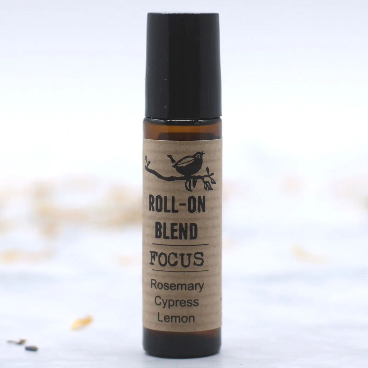 Mezcla roll-on enfocado, aromaterapia de romero, ciprés y limón en frasco de vidrio ámbar con tapa negra.