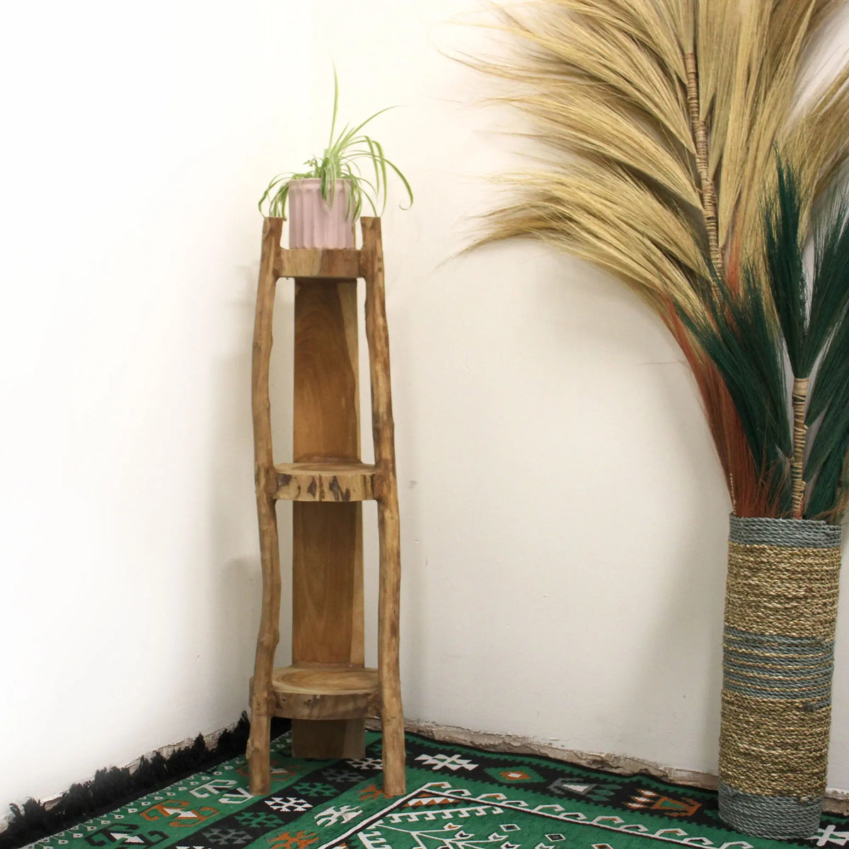 Mueble esquinero de 3 niveles en madera de teca natural, diseño rústico de líneas orgánicas, 90 cm de altura.