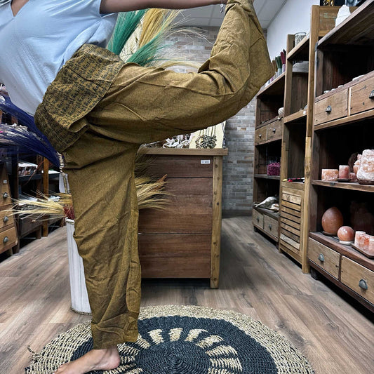 Pantalones de pescador tailandés color naranja mostaza con estampado de mantras, corte holgado ideal para yoga.
