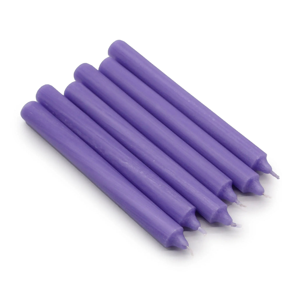 Pack de cinco velas cilíndricas de color lila rústico, con acabado mate y pabilo, dispuestas en paralelo.