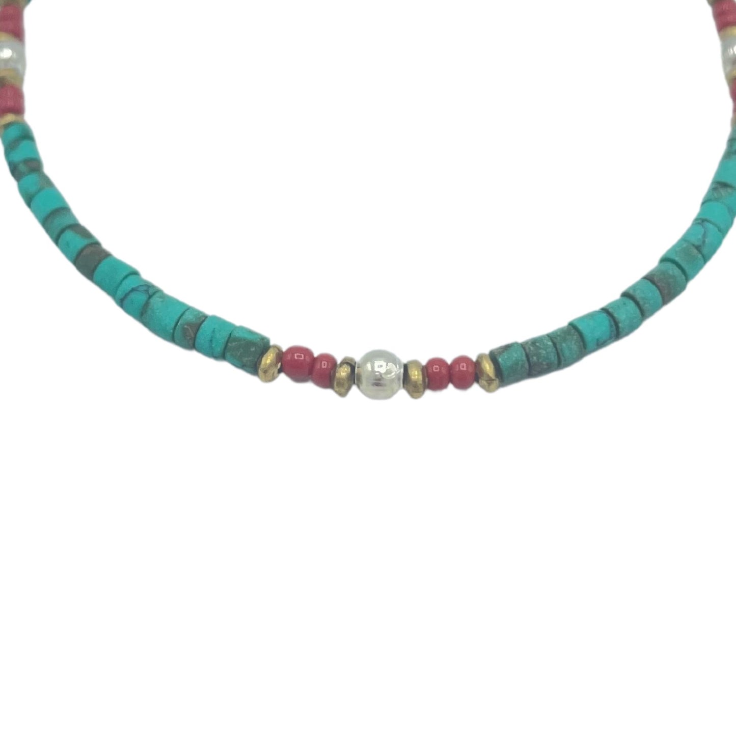 Collar de cuentas turquesas y rojas con detalles en dorado y plateado, estilo bohemio y moderno.