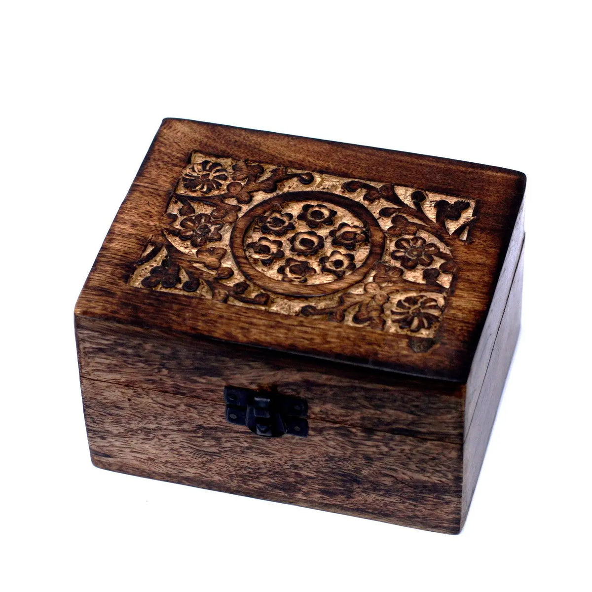 Caja rectangular de madera de mango con tapa tallada con motivos florales y cierre metálico, fondo blanco.
