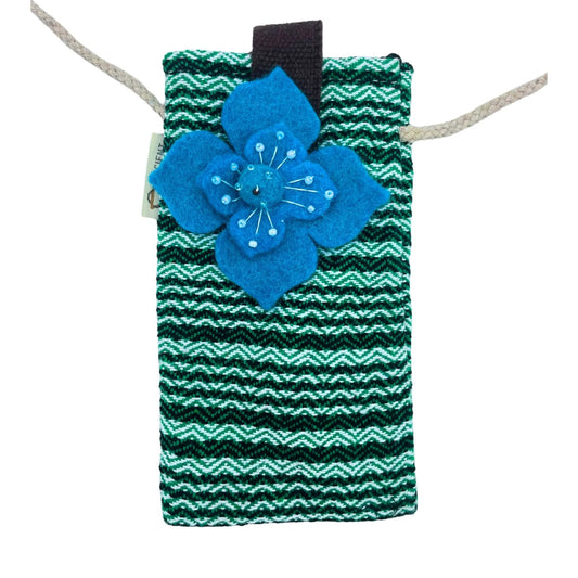 Bolso porta móvil de tela tejida con rayas verdes y blancas, decorado con una flor azul de fieltro y cordón.