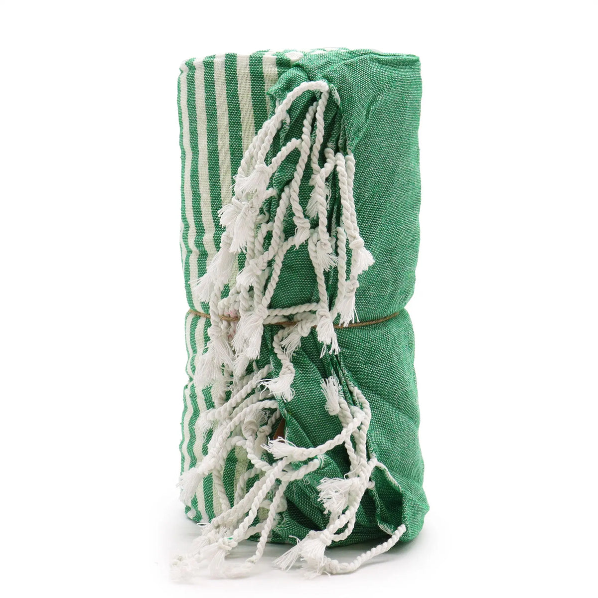 Toalla pareo de algodón verde con rayas blancas y detalles de flecos largos enrollada sobre un fondo blanco