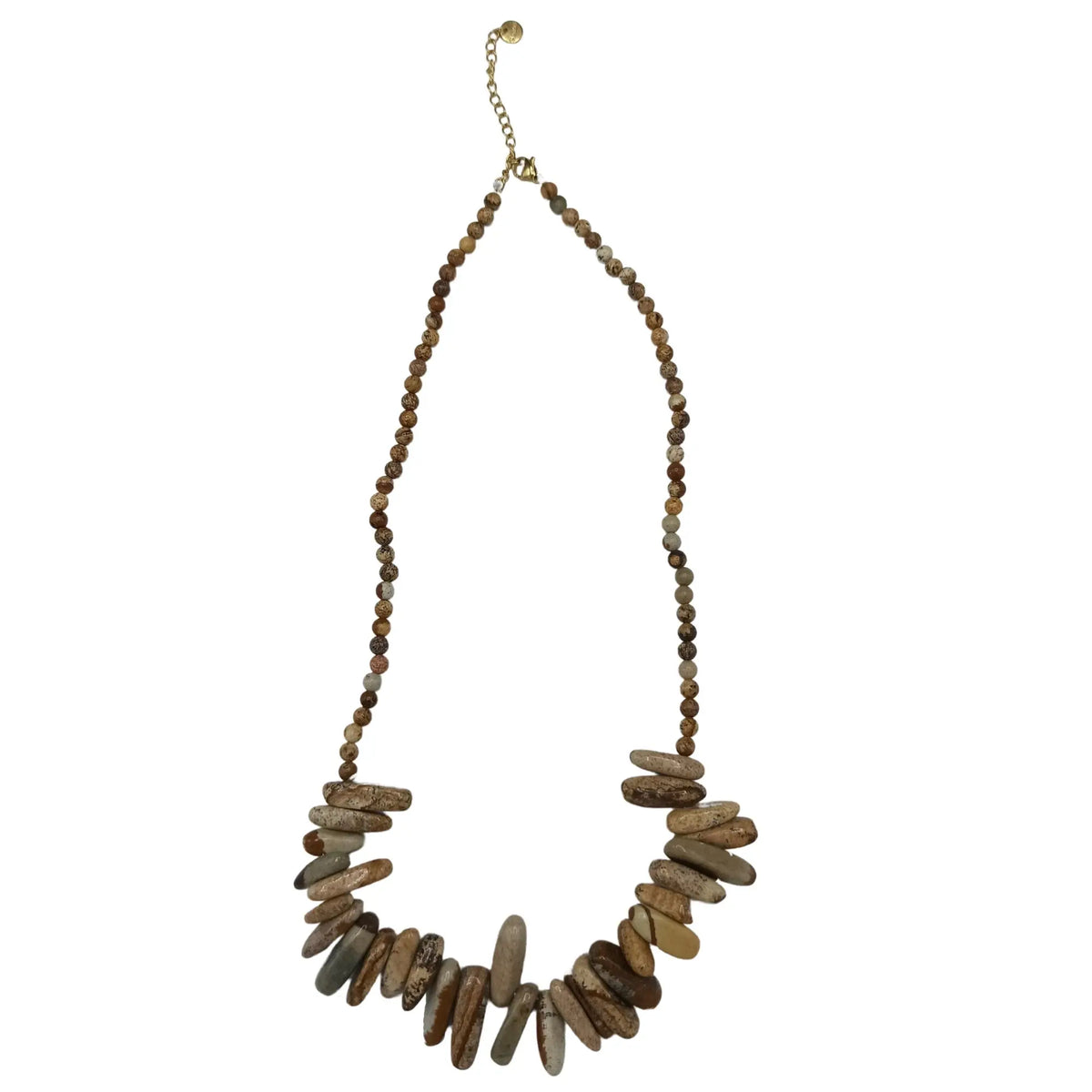 Collar de cuentas redondas pequeñas y piedras alargadas naturales en tonos beige y tierra con cierre metálico dorado.