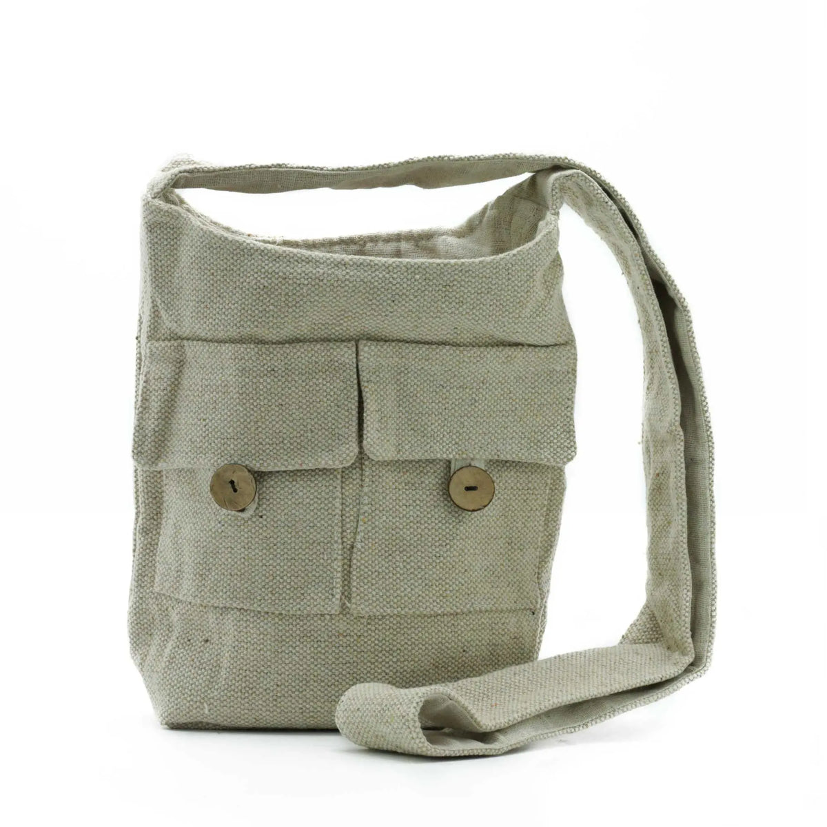Bolso mediano de lona color natural con dos bolsillos frontales y botones de madera, con correa de hombro ajustable.