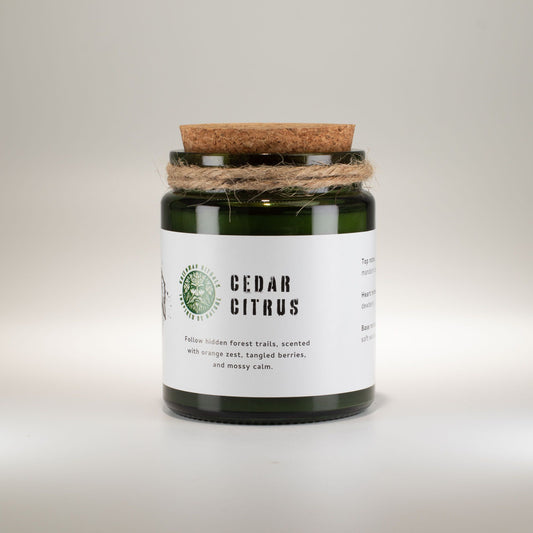 Vela aromática verde "Cedar Citrus" con tapa de corcho, aroma a cítricos y cedro, envuelta en cuerda natural.