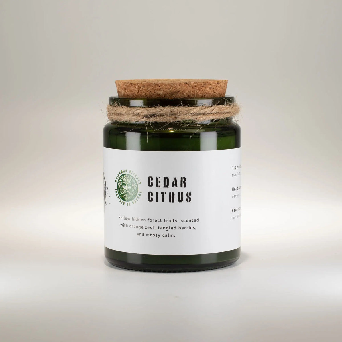Vela aromática verde "Cedar Citrus" con tapa de corcho, aroma a cítricos y cedro, envuelta en cuerda natural.