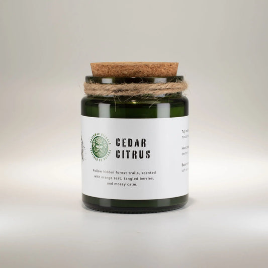Vela aromática verde "Cedar Citrus" con tapa de corcho, aroma a cítricos y cedro, envuelta en cuerda natural.