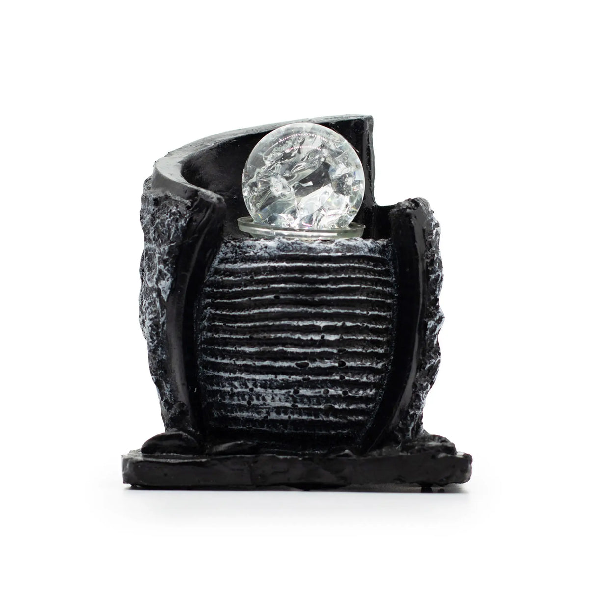 Adorno moderno negro con textura y esfera de cristal transparente en la parte superior, ideal para decoración de interiores.