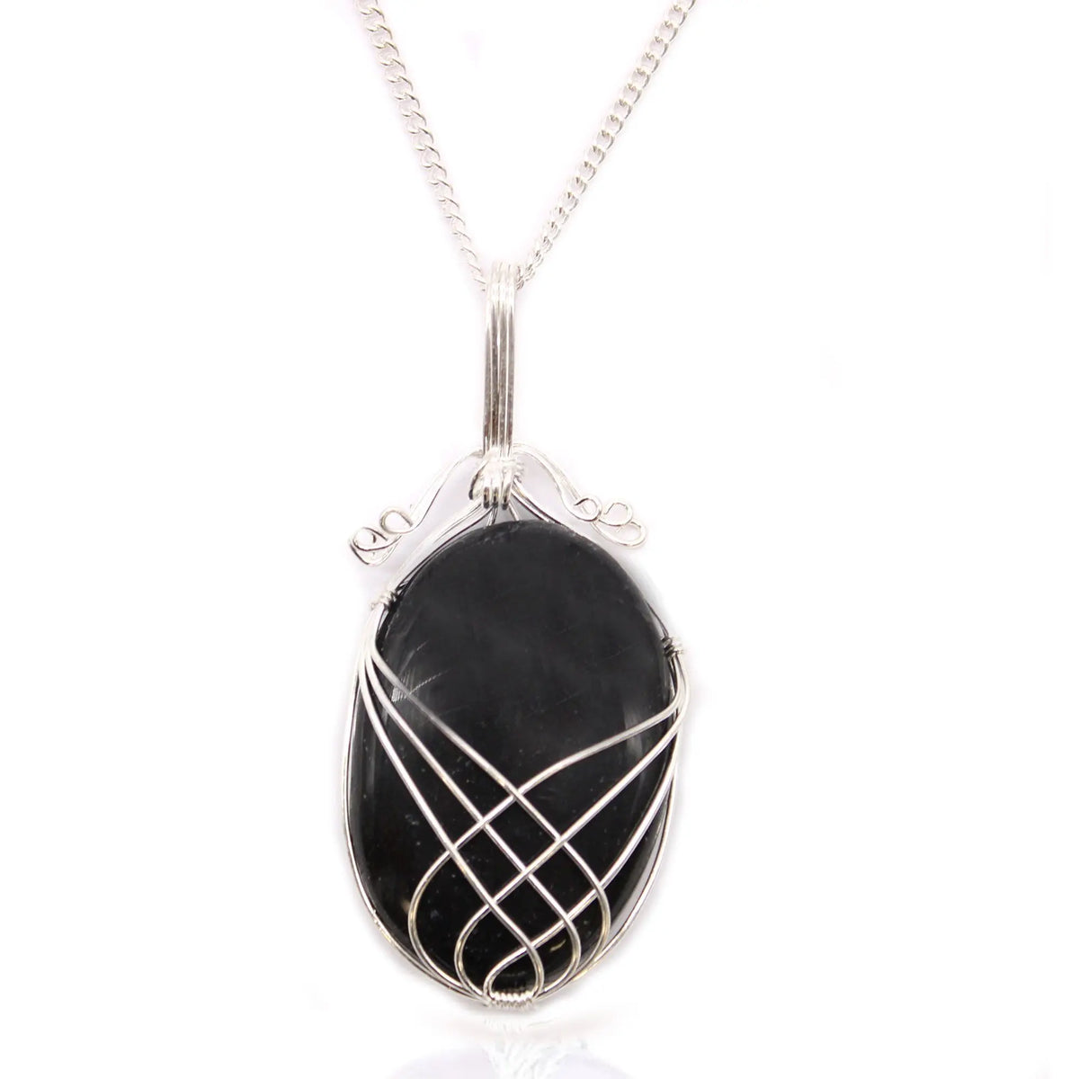 Collar de ónix negro ovalado envuelto en alambre de plata sobre cadena metálica con diseño ornamental.