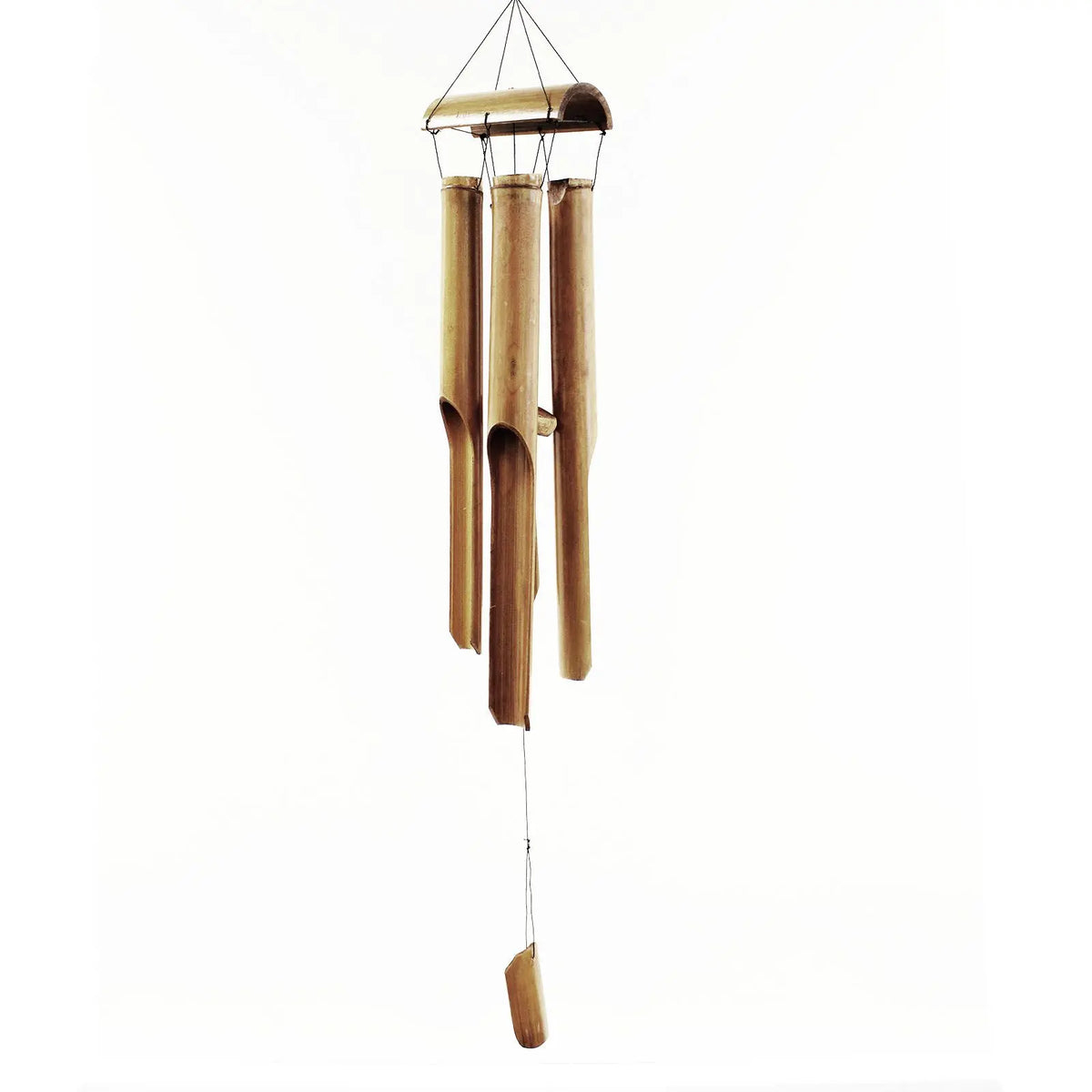 Campanilla de viento de bambú con acabado natural, compuesta por cuatro tubos largos colgantes y percutor central.