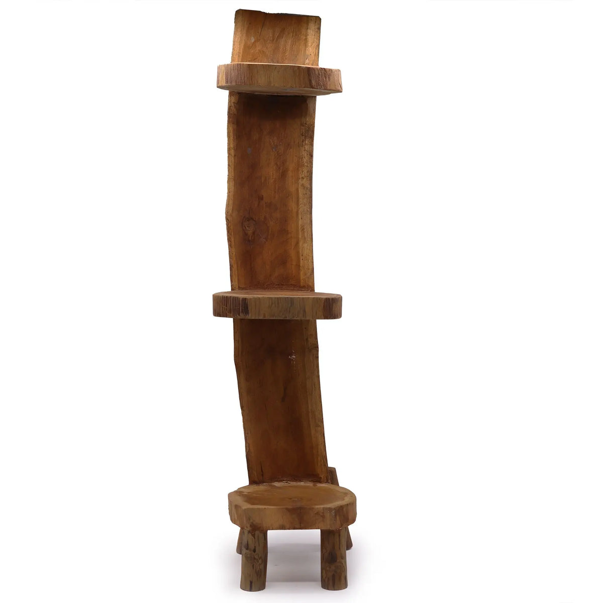 Estante de madera natural con acabado en tono miel, diseño orgánico y tres estantes. Ideal para decoración rústica.
