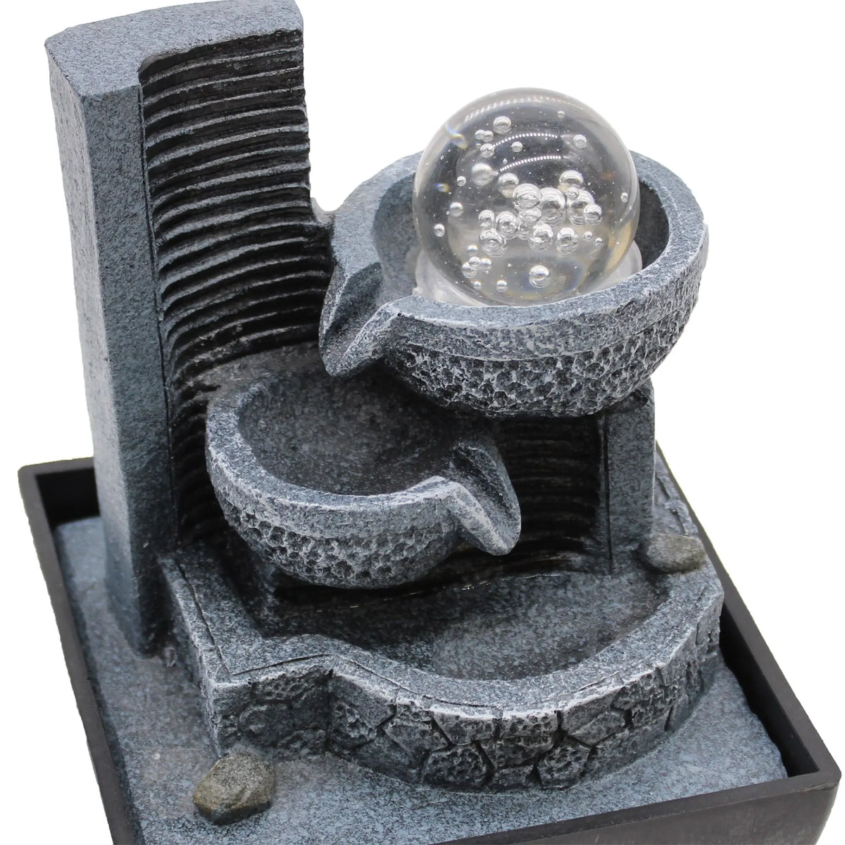 Fuente decorativa de resina gris oscuro con esferas transparentes. Estilo moderno para interiores.