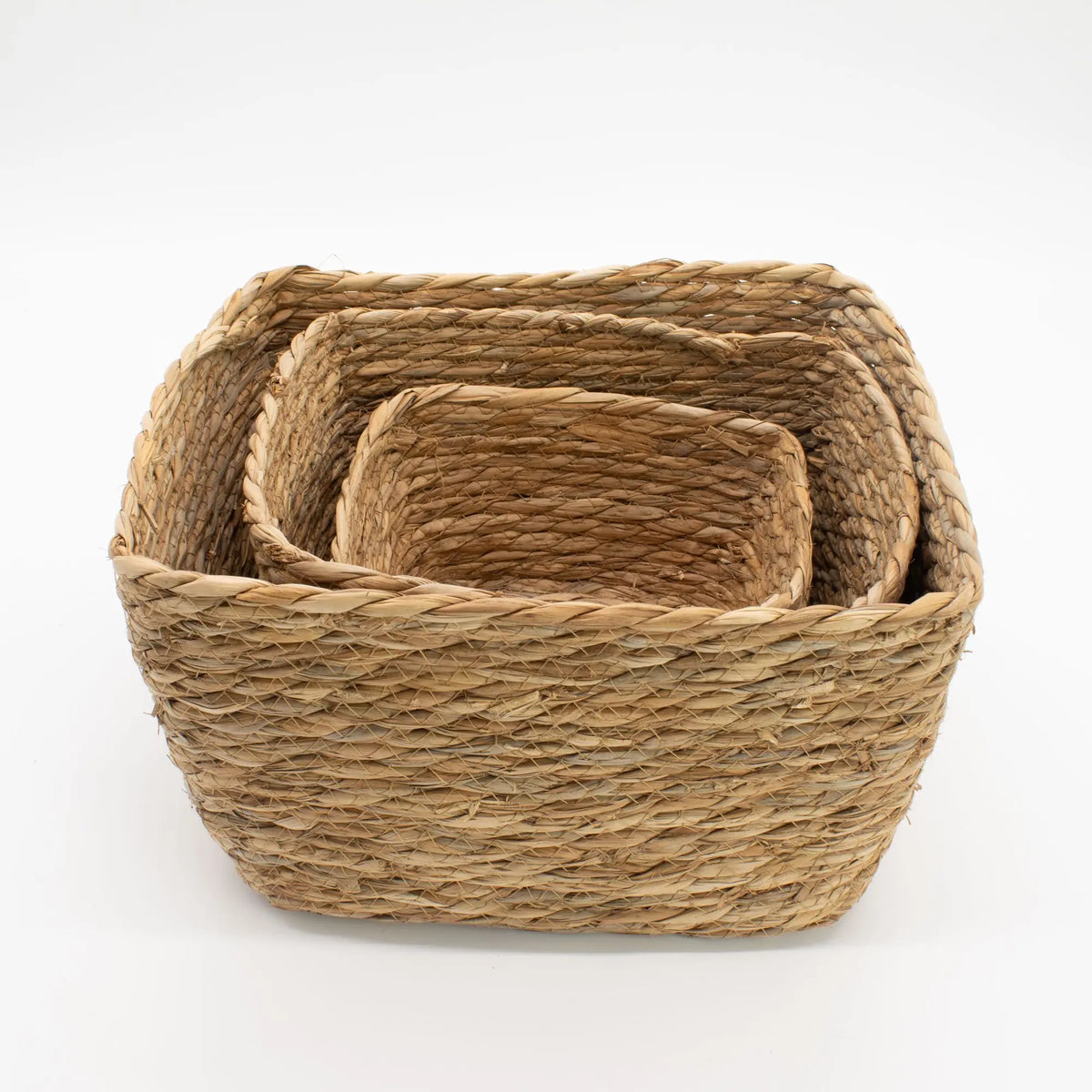 Juego de 3 cestas cuadradas de hierba marina trenzada en color natural, encajadas unas dentro de otras.