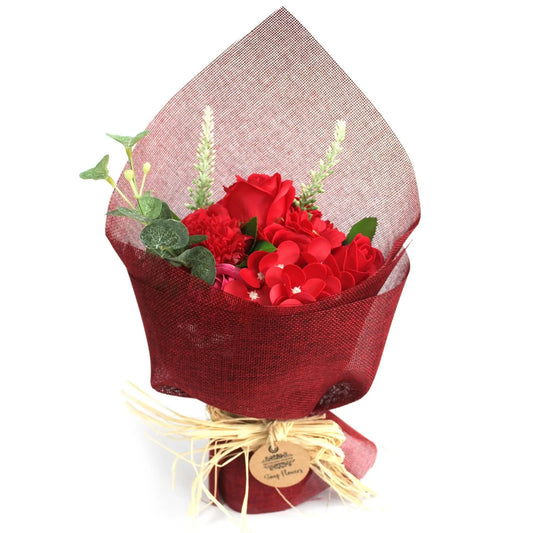 Ramo de rosas de jabón rojas envuelto en tela decorativa color burdeos con un lazo de rafia y etiquetas.