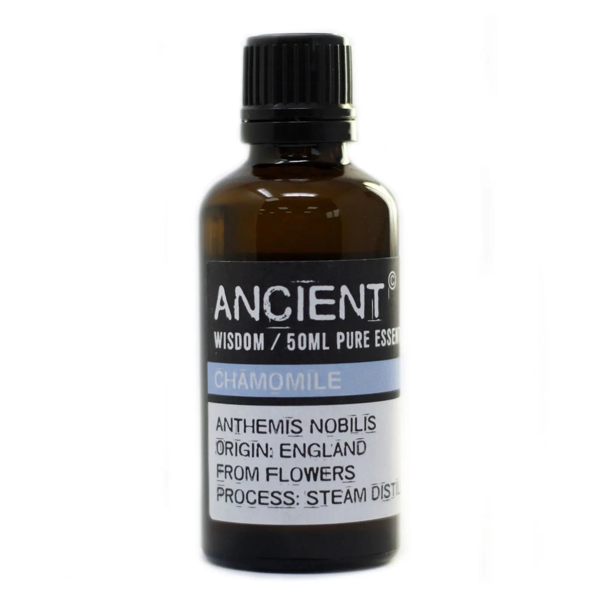 Frasco de vidrio ámbar de 50ml con tapa negra y etiqueta blanca que identifica aceite esencial de manzanilla.