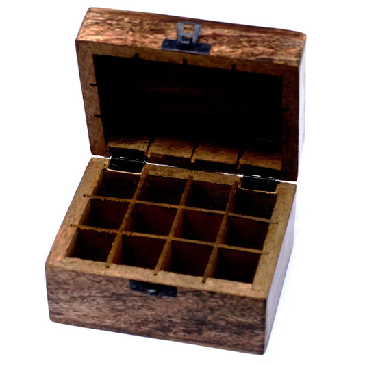 Caja de aromaterapia de madera de mango, color marrón, con 12 compartimentos interiores y cierre metálico frontal.