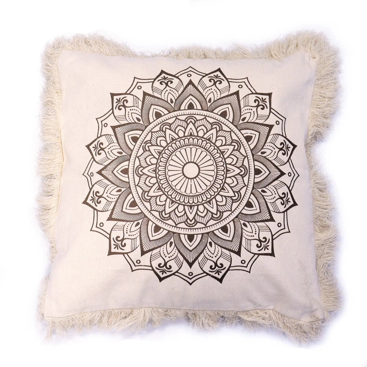 Funda de cojín cuadrada color crema con diseño de mandala circular en bronce y bordes decorados con flecos.