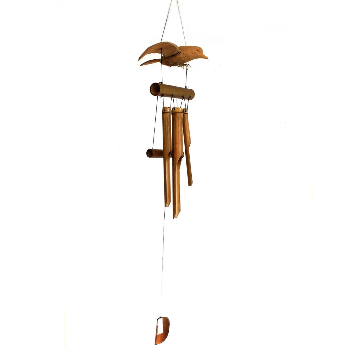 Carrillón de viento de bambú artesanal con forma de pájaro tallado en la parte superior y tubos colgantes naturales.