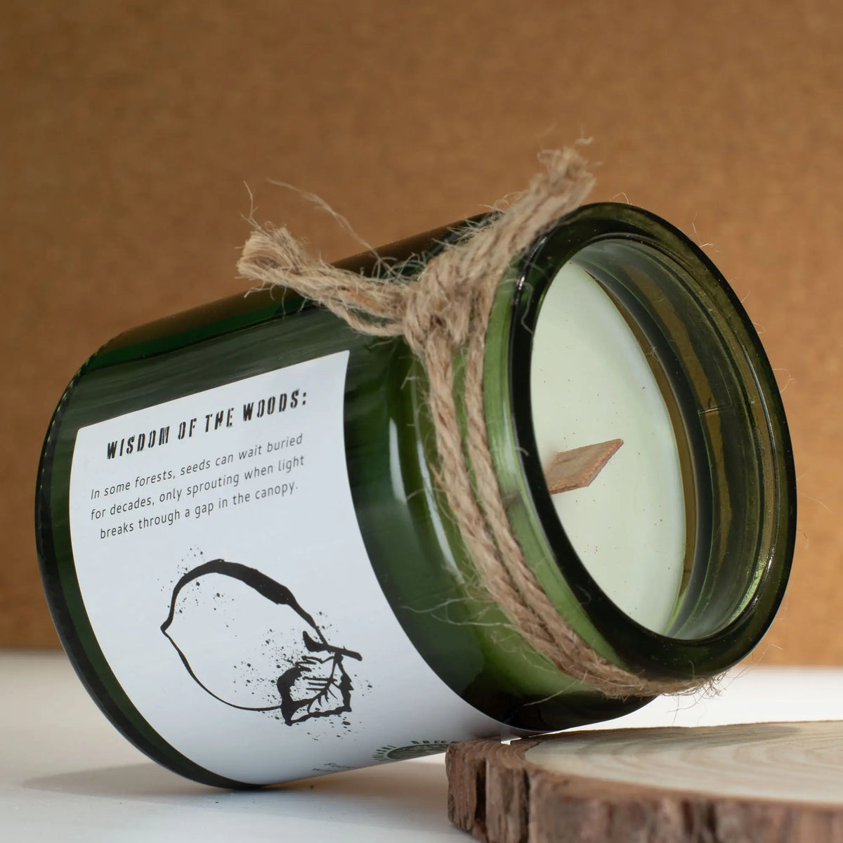 Vela aromática verde en frasco de vidrio, con cuerda, fragancia "Sabiduría del bosque" y mecha de madera.