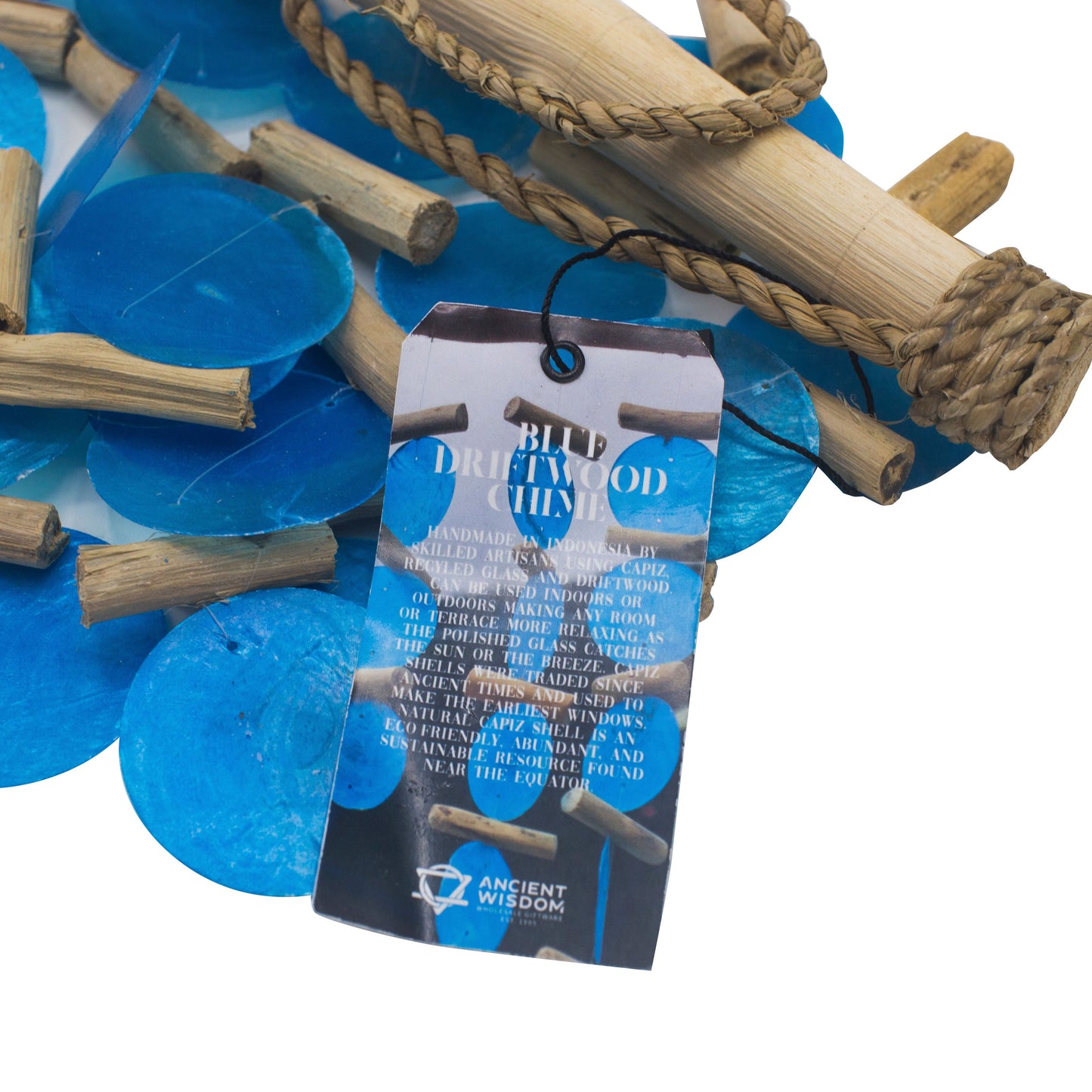 Carillón artesanal con discos de concha Capiz azules y trozos de madera flotante sujetos con cuerda rústica.