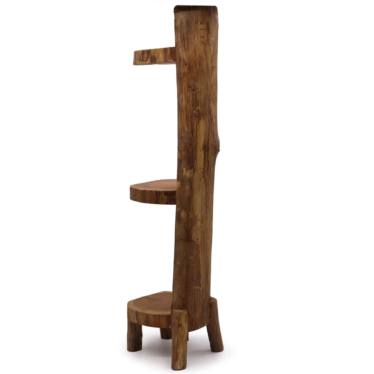 Estante de madera natural en color marrón, diseño rústico, con tres estantes y forma orgánica. Ideal para decoración.