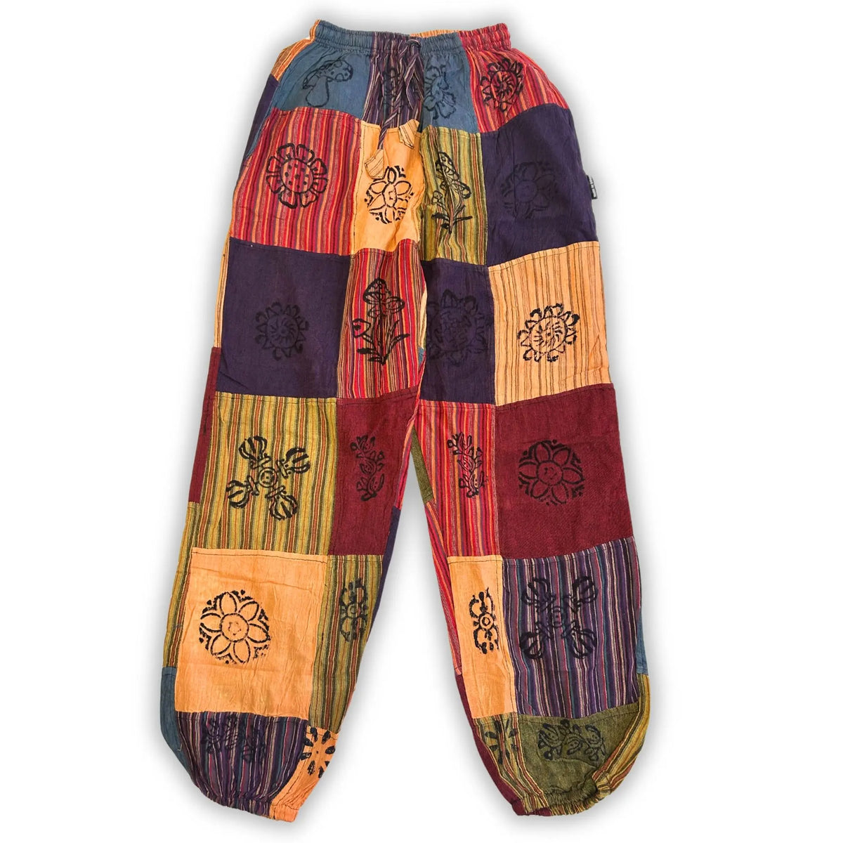 Pantalón estilo hippie de retazos coloridos con estampados botánicos y de hongos, cintura elástica y corte holgado.
