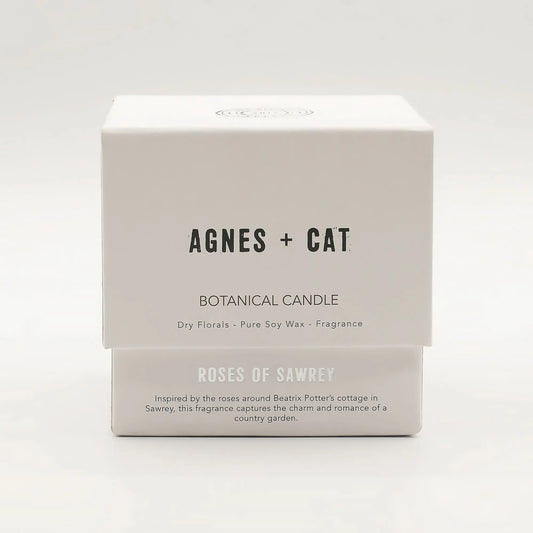 Vela botánica Agnes + Cat en caja blanca, aroma floral, cera de soya pura, "Roses of Sawrey".