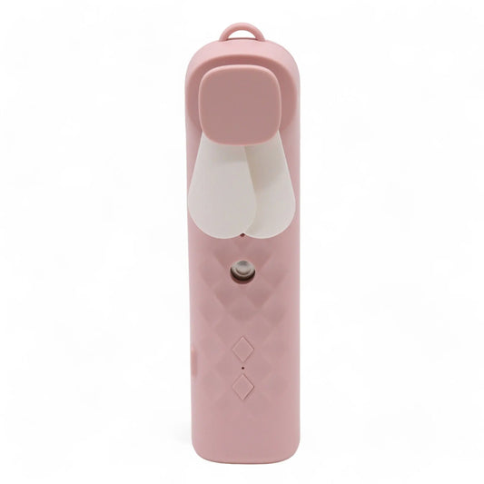 Ventilador facial rosa portátil, textura geométrica, aspas blancas, puerto USB y pulverizador. Diseño ergonómico.