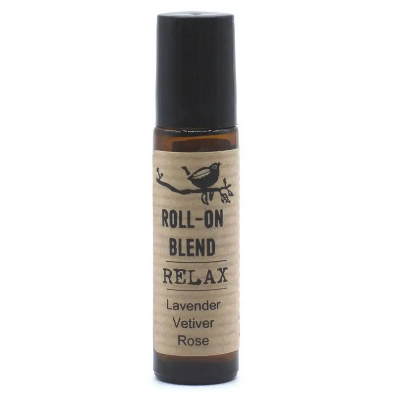 Frasco de vidrio ámbar con aplicador roll-on, etiqueta artesanal de papel kraft y tapa negra, estilo natural.