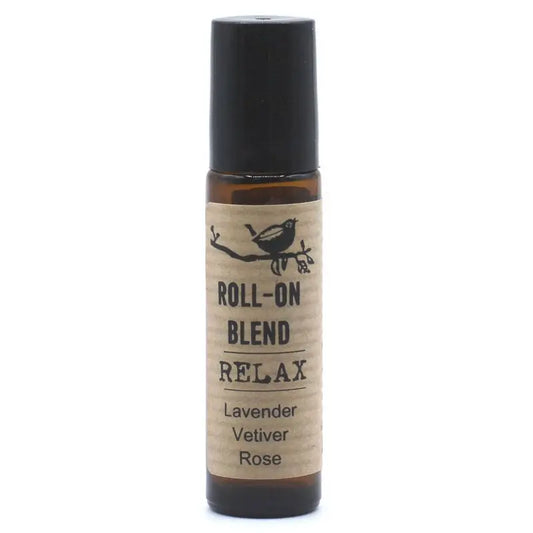 Frasco de vidrio ámbar con aplicador roll-on, etiqueta artesanal de papel kraft y tapa negra, estilo natural.