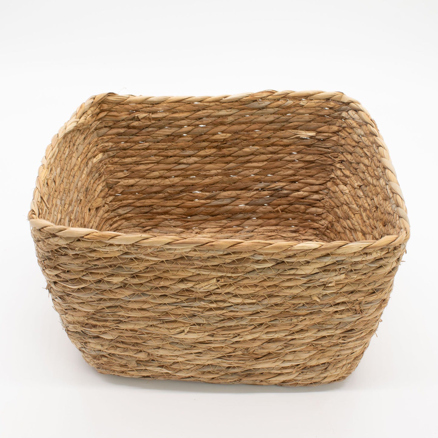 Cesta cuadrada de almacenamiento tejida en hierba marina y hoja de plátano, color natural, estilo artesanal.