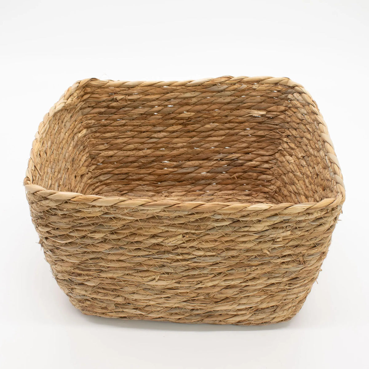 Cesta cuadrada de almacenamiento tejida en hierba marina y hoja de plátano, color natural, estilo artesanal.