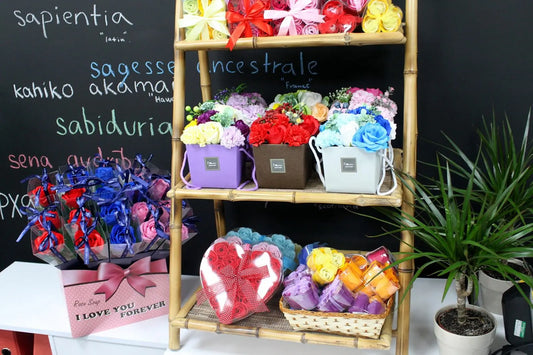 Set de flores de jabón artesanales en macetas y cajas decorativas con diversos colores, estilos y presentaciones elegantes