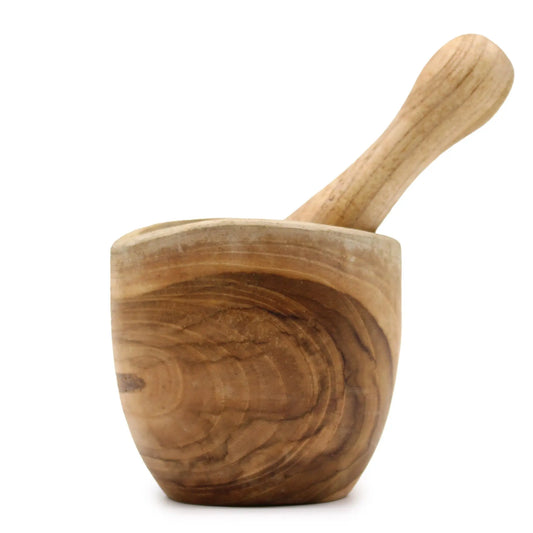 Mortero y maja pequeños de madera de teca con vetas naturales en tonos café sobre fondo blanco
