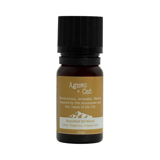 Frasco de vidrio ámbar de 10ml con tapa negra y etiqueta dorada de Agnes + Cat; mezcla de lima, mandarina y menta.