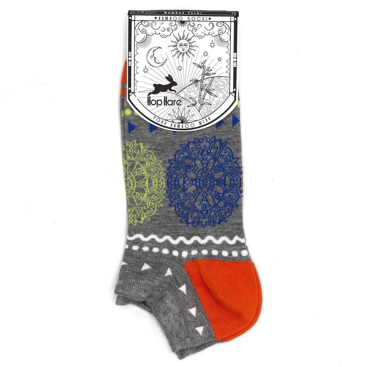 Calcetines grises con estampado de mandalas azules y verdes, puntera naranja y diseño moderno.