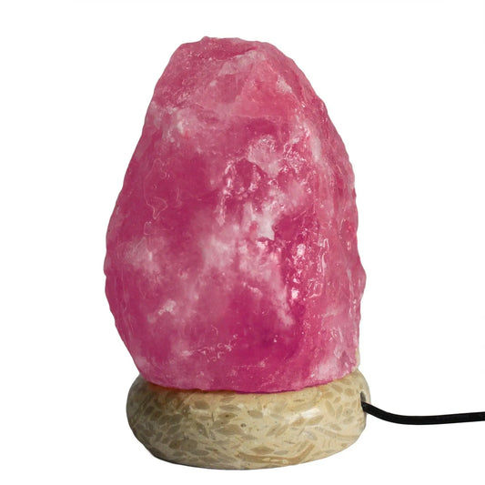 Lámpara de sal del Himalaya con forma de roca irregular rosa brillante sobre base redonda texturizada y cable USB.