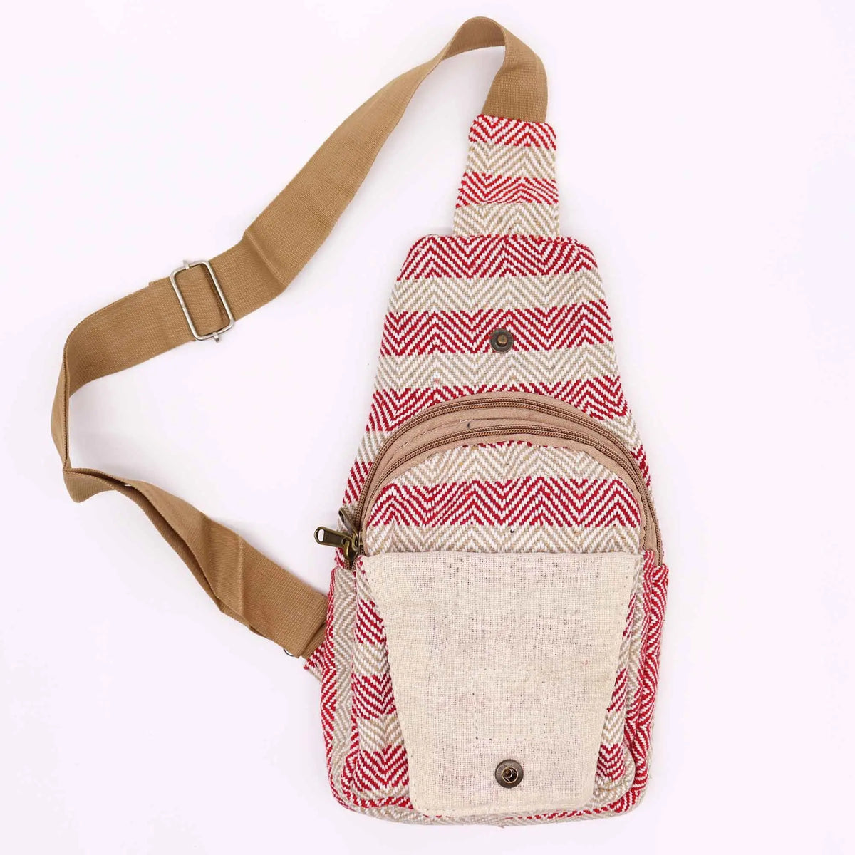 Bolso bandolera de algodón con patrón de espiga en rojo y crema, bolsillo exterior liso y correa ajustable marrón.