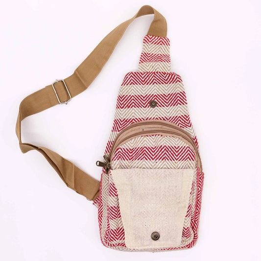 Bolso bandolera de algodón con patrón de espiga en rojo y crema, bolsillo exterior liso y correa ajustable marrón.