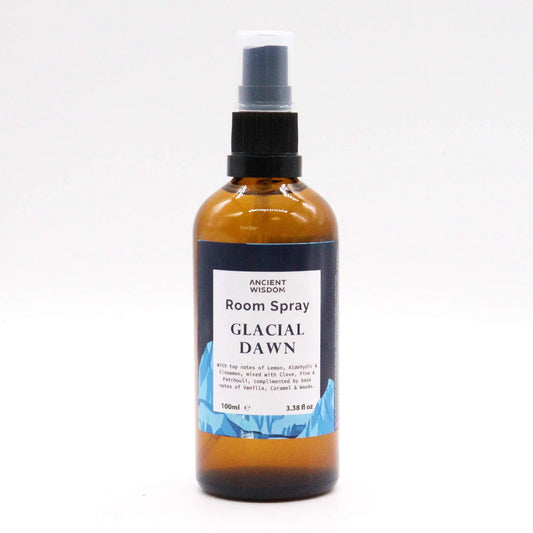 Spray de 100 ml en frasco de vidrio ámbar con atomizador negro y etiqueta azul claro con montañas. Fondo blanco.
