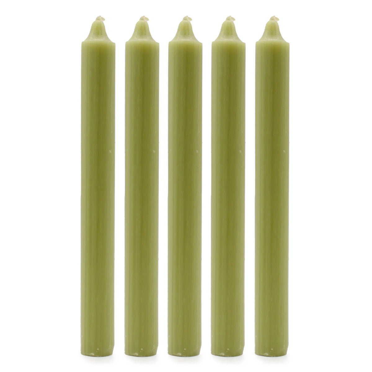 Cinco velas de mesa cilíndricas de color verde oliva rústico, alineadas verticalmente sobre fondo blanco.