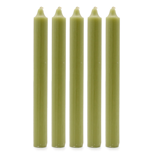 Cinco velas de mesa cilíndricas de color verde oliva rústico, alineadas verticalmente sobre fondo blanco.