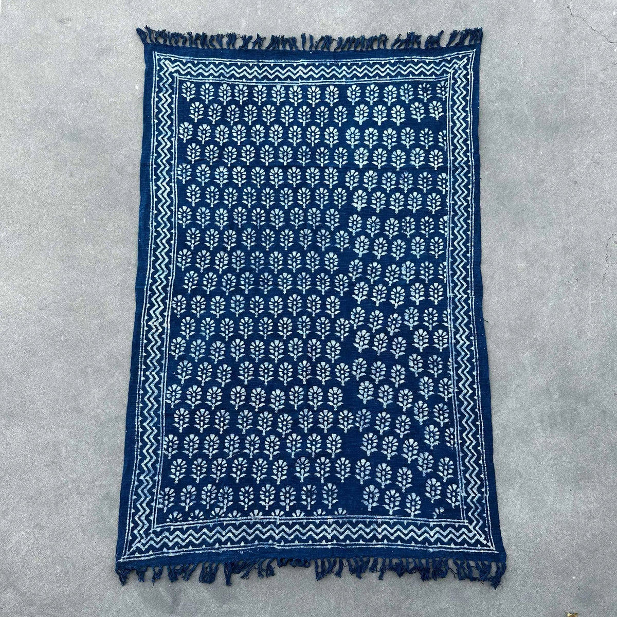Alfombra azul marino con estampado de árboles blancos y flecos, de algodón, estilo bohemio.